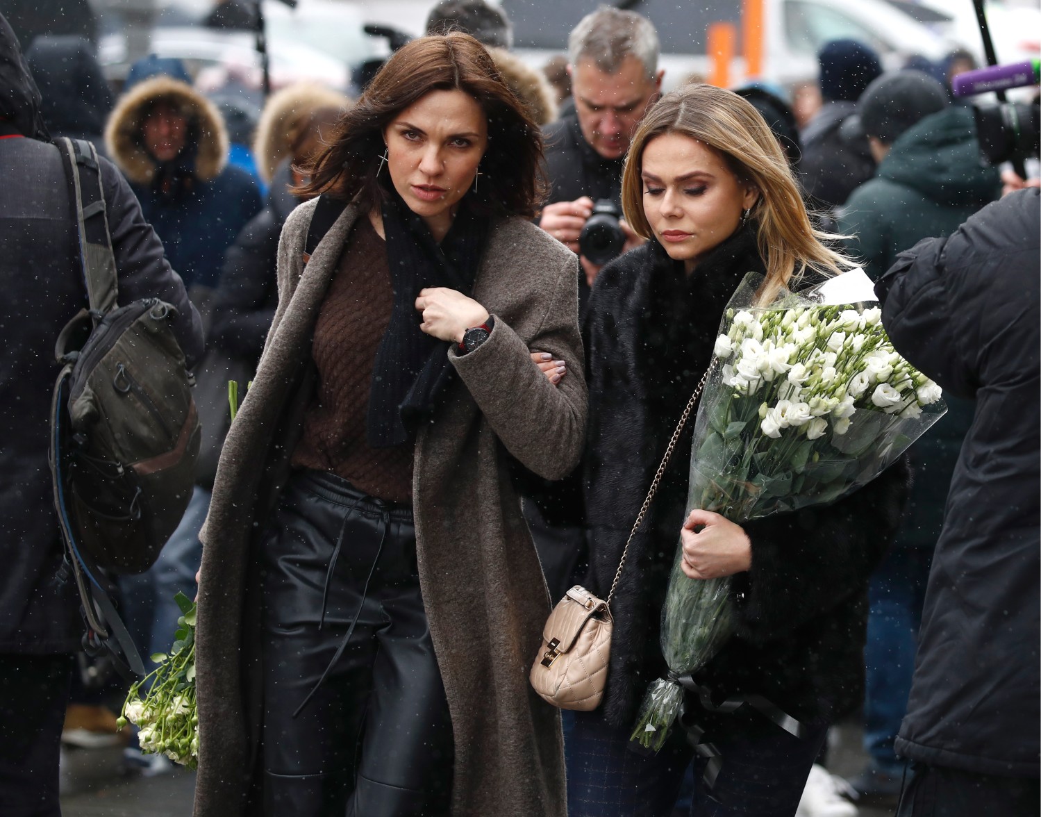 Участницы группы "Блестящие" Надя Ручка и Ксения Новикова (слева направо) во время церемонии прощания с певицей Юлией Началовой на Троекуровском кладбище.