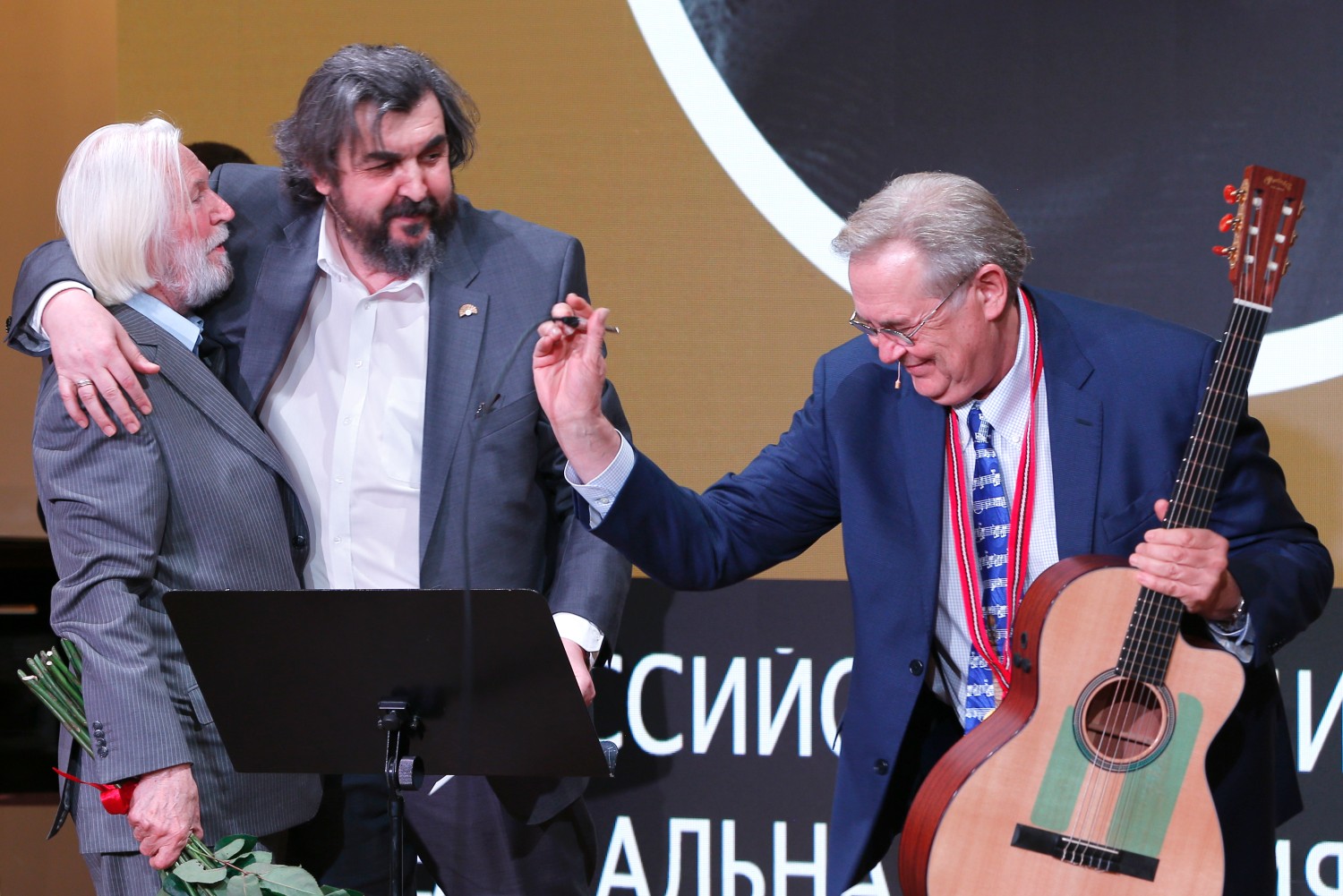 Актер Юрий Стоянов, ректор Школы-студии МХАТ Игорь Золотовицкий и актер Станислав Любшин (справа налево).