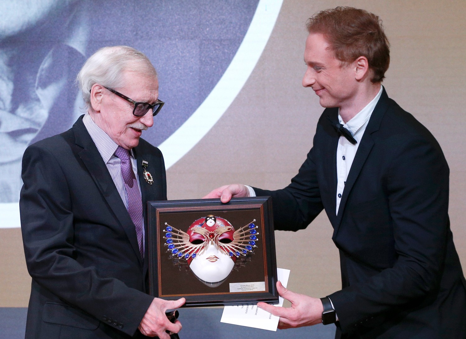 Актер Евгений Шокин (слева).