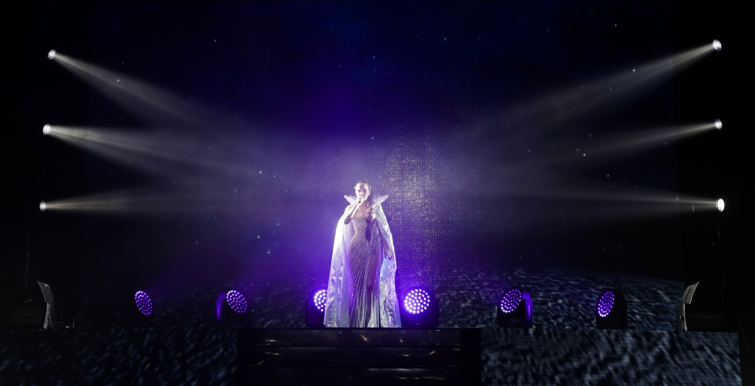 Они несли с собой плакаты и диски