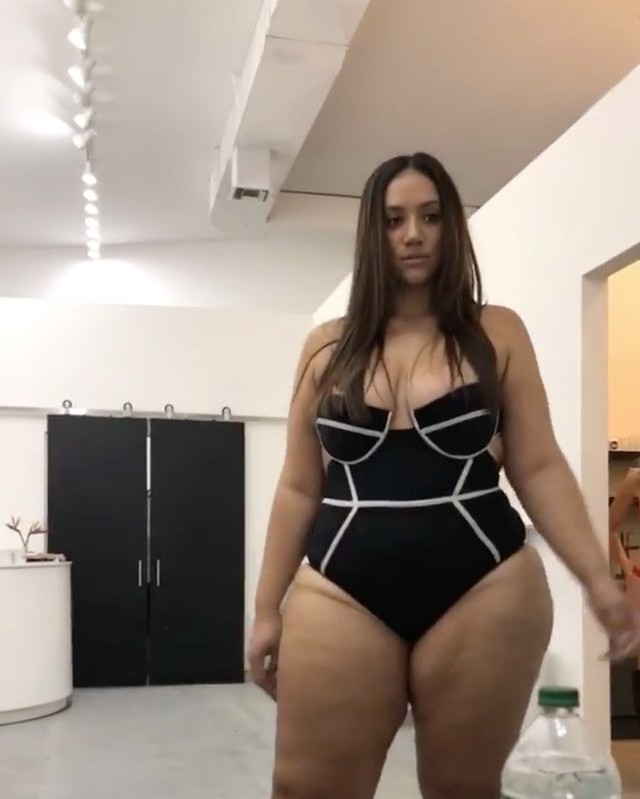 Сама манекенщица призналась, что ей приятно, когда поклонники сравнивают ее с королевской особой