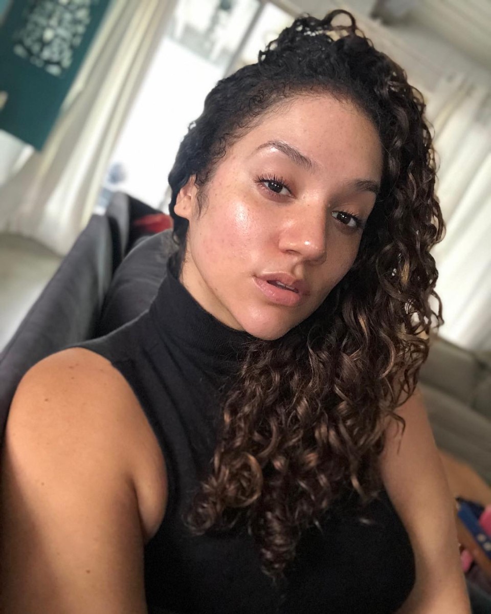 Некоторые снимки являются довольно откровенными