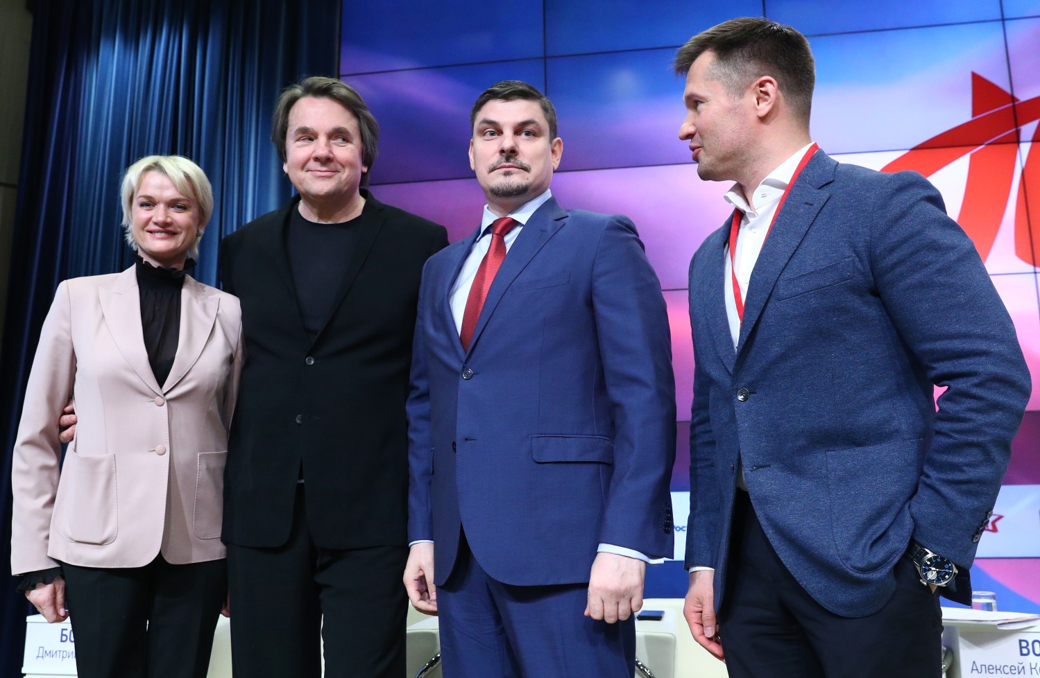 Не осталась в стороне и гимнастка Светлана Хоркина (слева).