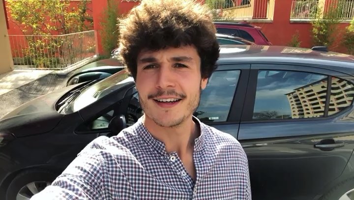 Мики родился в 1996 году в Террассе, Испания, занимается музыкой с детства, благодаря своим родителям, дарившим ему музыкальные инструменты.