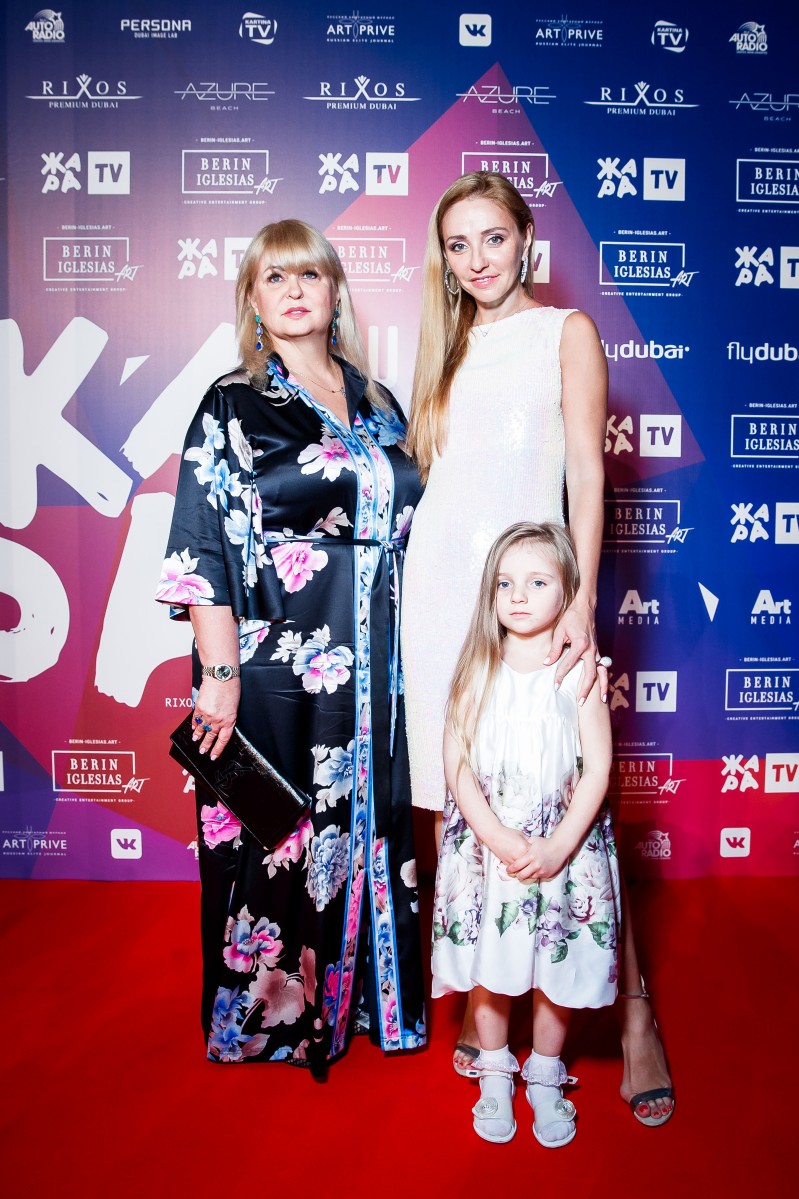 Татьяна Навка привезла в Дубай семью.