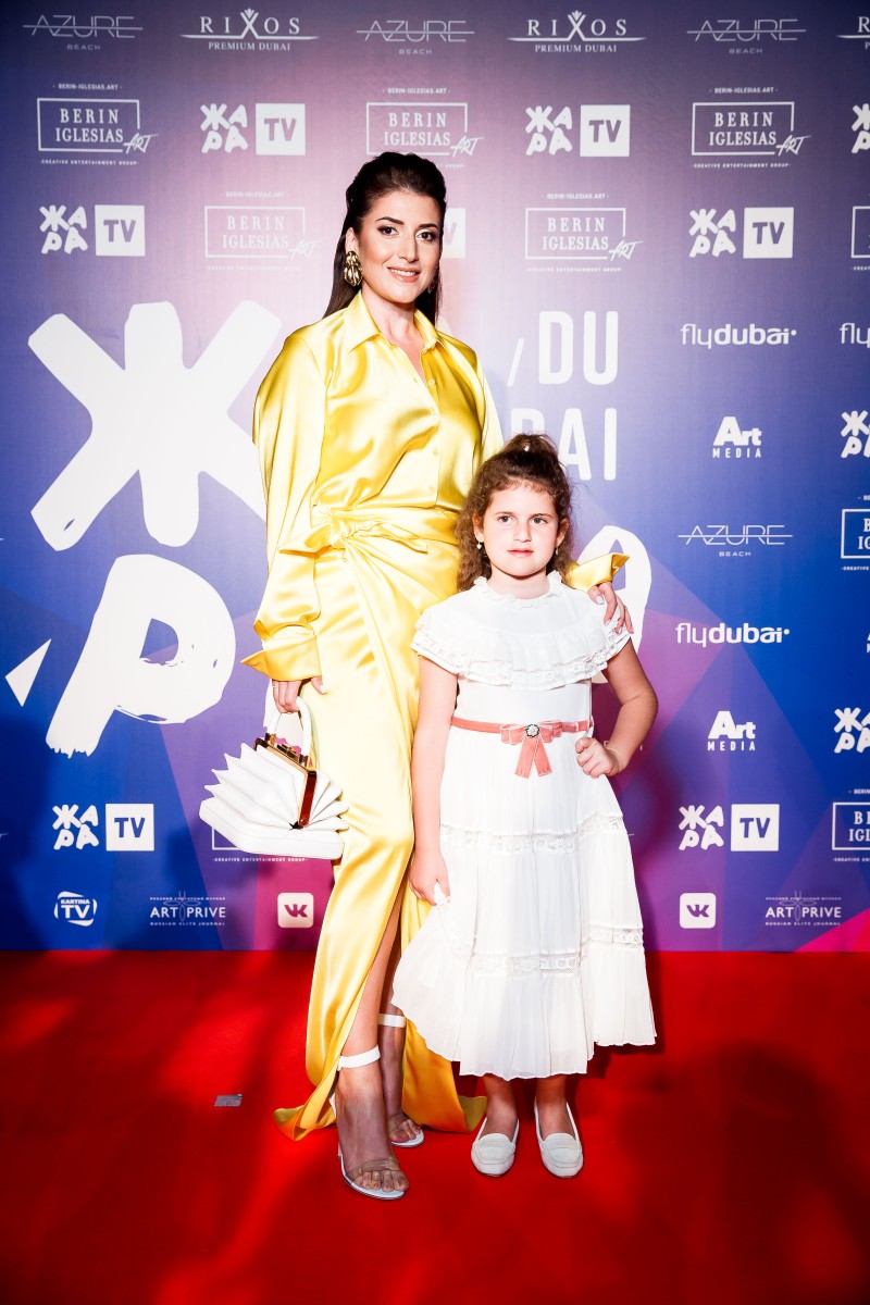 Жасмин прививает дочери любовь к сцене.