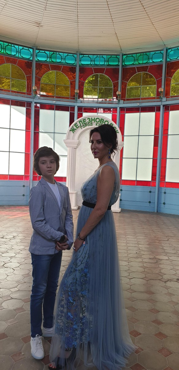 Алика Смехова с сыном Макаром.