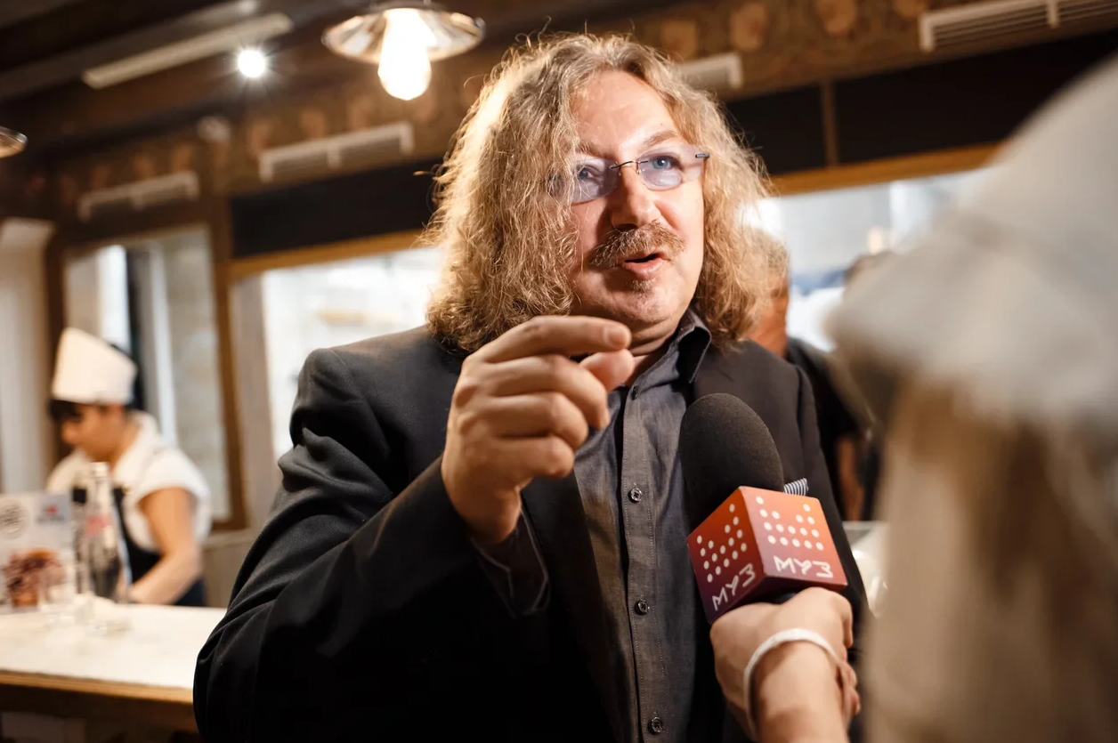 Автор-песенник Игорь Николаев.