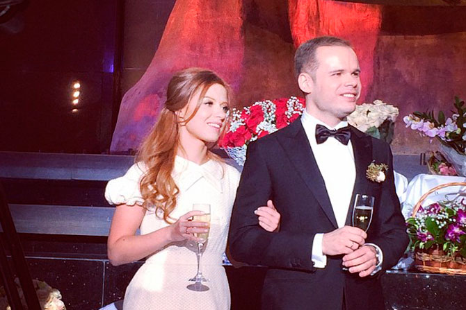 Популярная певица Юлия Савичева вышла замуж за композитора Александра Аршинова, с которым вместе почти 11 лет. Отметить торжественное событие молодожены решили в торговом центре в обществе звездных друзей