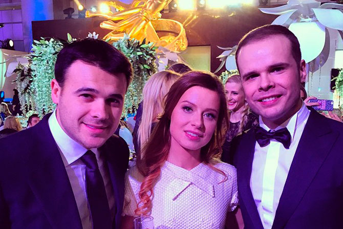 Популярный певец Эмин поздравил и щедро одарил молодоженов уникальными часами