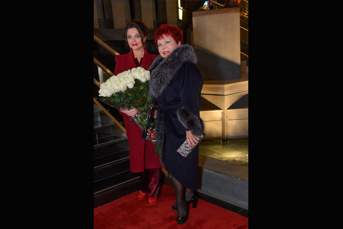 Наташа Королева приехала на свадьбу вместе с мамой и огромным букетом белых роз