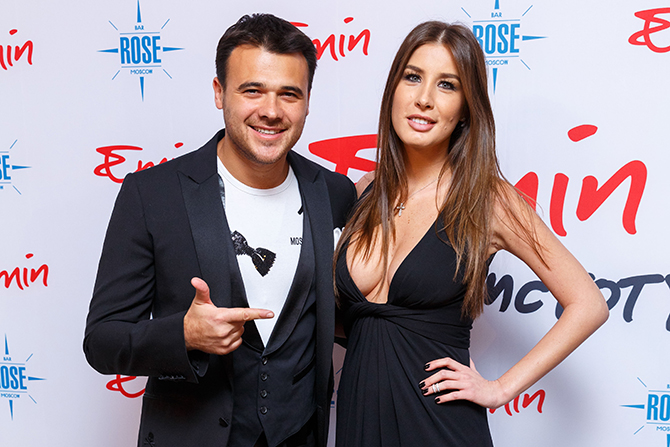 В лютую стужу певица Кети Топурия выбрала откровенное платье с глубоким декольте ради своего друга Эмина Агаларова, устроившего презентацию нового русскоязычного альбома "Начистоту". На вечеринку к исполнителю пришли его многочисленные звездные друзья