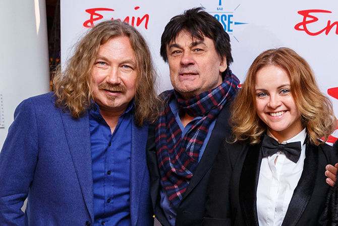 Игорь Николаев стал автором слов хита "Начистоту". Пока Emin пел и принимал поздравления, композитор прекрасно проводил время с женой Юлией Проскуряковой и Александром Серовым