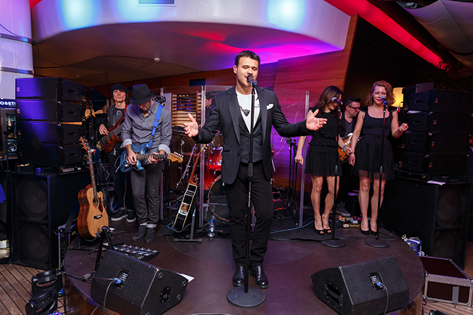 Для гостей презентации Emin исполнил свои лучшие хиты