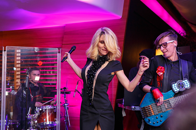 Зажигательным выступлением порадовала публику и подруга певца Светлана Лобода