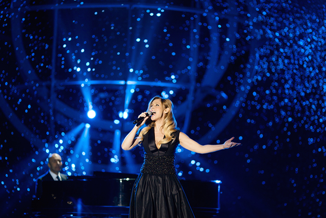 Под аккомпанемент Игоря Крутого Лара Фабиан блистательно исполнила "Любовь уставших лебедей"