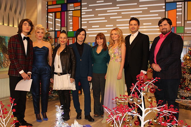 Зрители увидят в клипе своих фаворитов: Андрея Цветкова, Тину Кузнецову, Наргиз, Гелу Гуралия, Сергея Волчкова и многих других