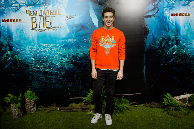 А вот виджей Артем Королев в апельсиновом цвете дал бой тьме и ужасам таинственного леса