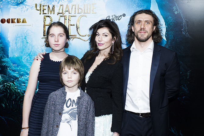 Евгения Линович пришла на показ неоднозначной и местами пугающей ленты вместе с семьей