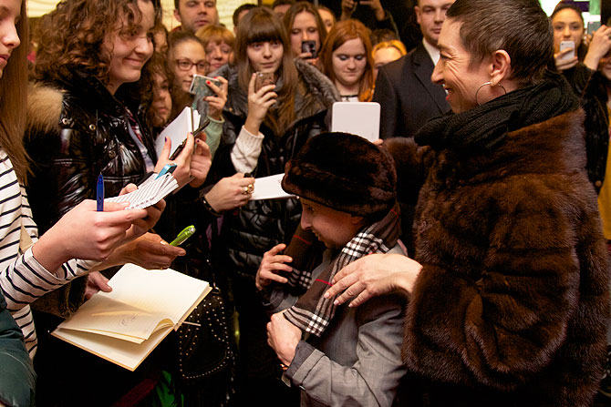 Зарубежные гости были горячо приняты публикой. Поклонники не хотели отпускать своих кумиров и задаривали их подарками, просили автографы и фото на память