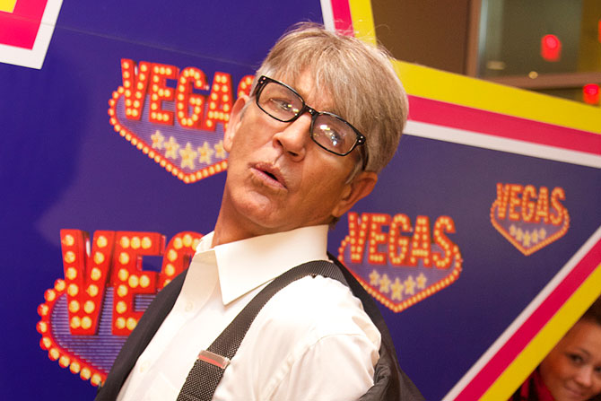 Заметив симпатичных девушек-фотографов, Эрик начал кокетливо позировать, скинув с себя пиджак