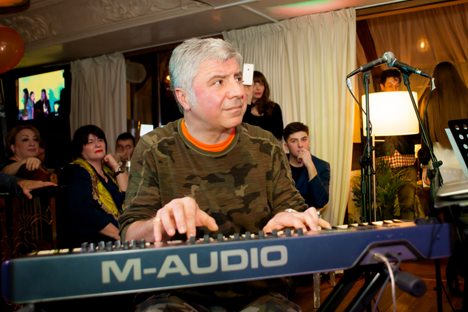 Сосо Павлиашвили в этот вечер не только прекрасно пел, но и музицировал