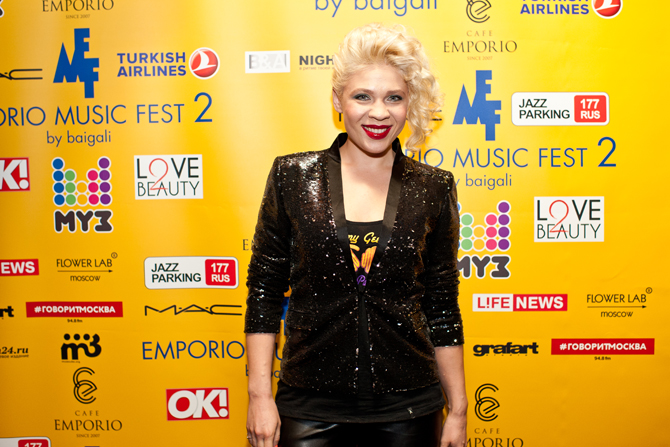 Радовала собравшихся своей голливудской улыбкой и Тина Кузнецова