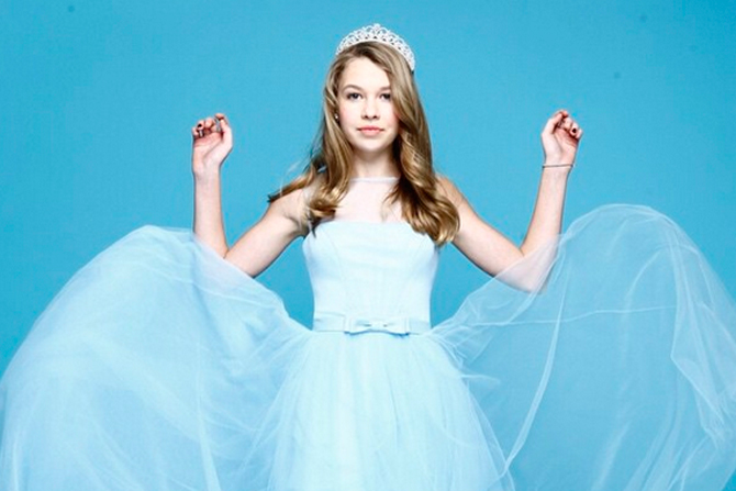 Старшая дочь Веры Брежневой, 14-летняя Соня, уже вовсю выходит в свет с популярной певицей и принимает участие в красивых фотосессиях