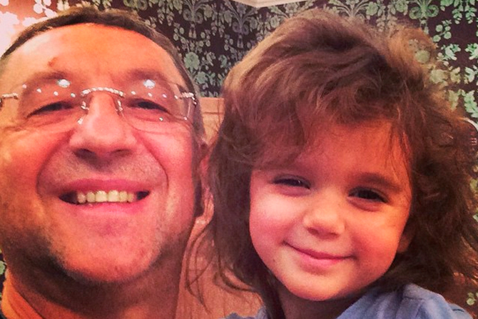 Младшая наследница артистки тоже обещает вырасти настоящей красавицей (на фото с папой)