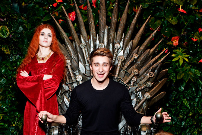 Телеведущий Артем Королев от души порезвился с реквизитом