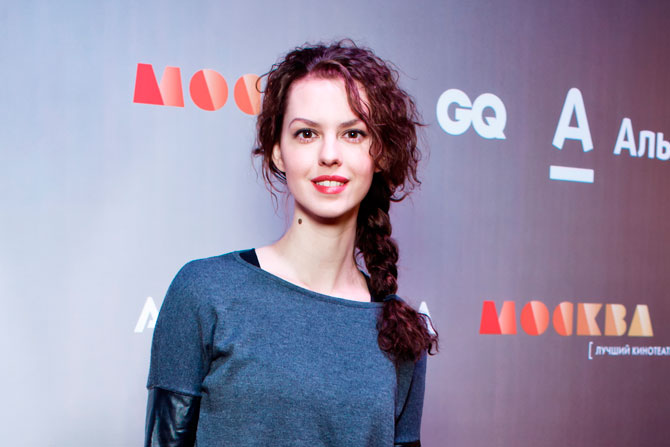 Актриса Лянка Грыу в тренде - многослойный наряд из черной кожи и трикотажа благородного оттенка серого