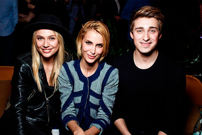 Актриса Наталья Рудова охотно делилась своими впечатлениями от первой серии "Игры престолов" с подругой и Артемом Королевым