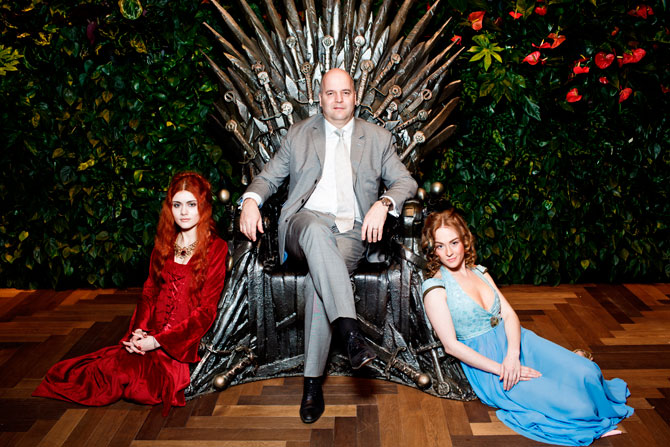 Гости премьеры с нескрываемым удовольствием восседали на копии легендарного железного Трона, выкованного из тысячи мечей