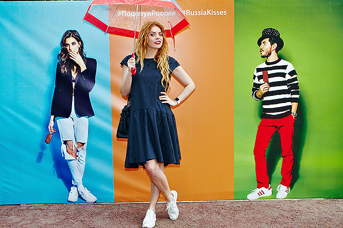 Дождь не смутил артистку, позировавшую под зонтиком