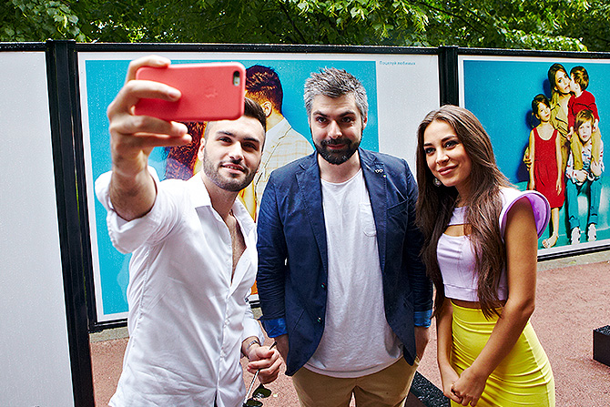 Звезды шоу "Голос" Нодар Ревия и Элина Чага делали селфи с маэстро