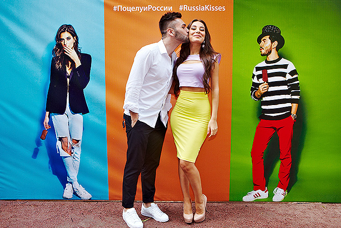 Певец не скрывал своей страсти к избраннице, периодически целуя ее