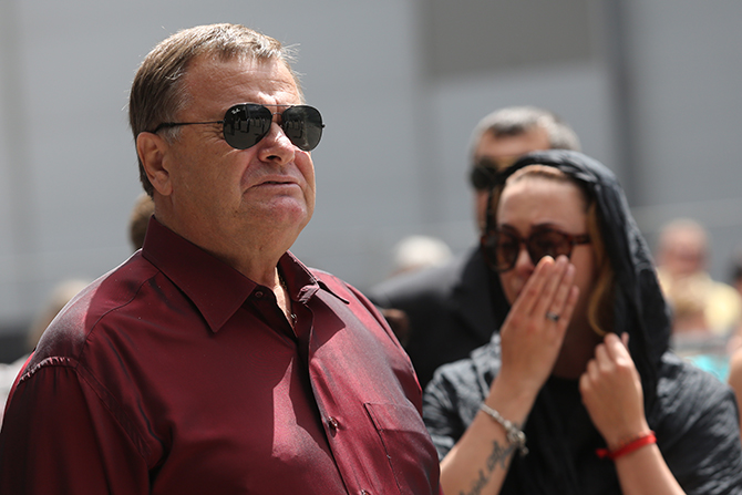 На траурной церемонии присутствовали отец певицы Владимир Борисович, мать Ольга Владимировна и сестра Наталья, а также много звезд