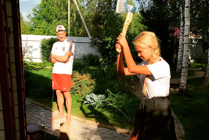 Павел с удивлением наблюдает, как жена колет деревяшки, а ведь именно так футболиста называют болельщики