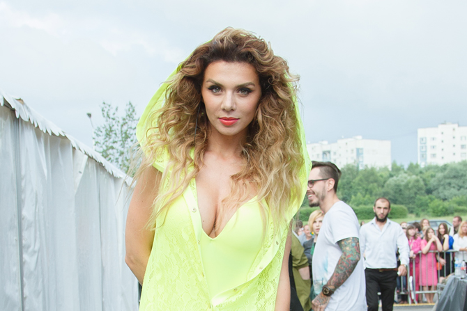 Самые сексапильные российские певицы блеснули своими сокровищами на концерте в честь дня рождения торгово-развлекательного комплекса VEGAS Крокус Сити. Экс-"ВИА Гра" Анна Седокова порадовала публику глубоким декольте