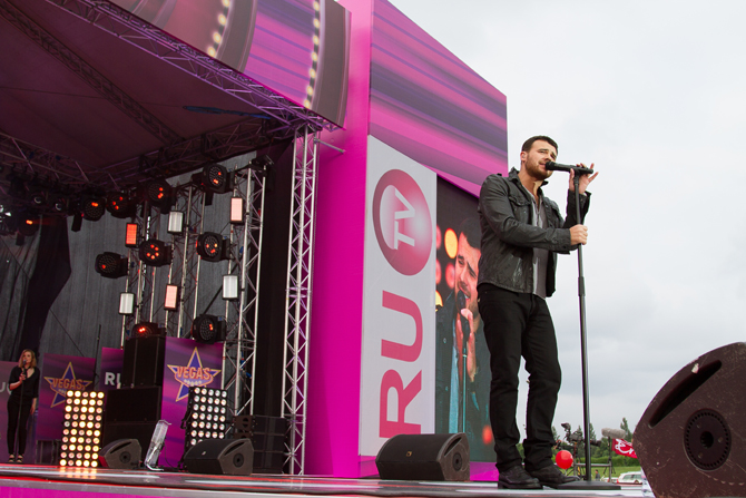 Эмин исполнил сразу несколько лирических композиций