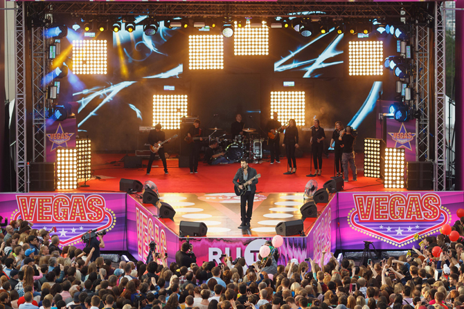 Романтичный Эмин сыграл на гитаре