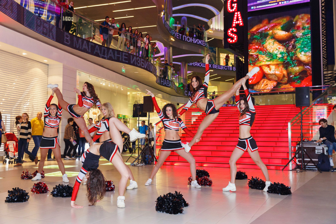 Гостей праздника развлекали необычайно гибкие танцовщицы