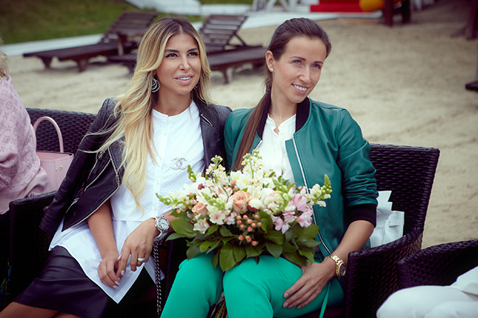 Инну буквально завалили букетами цветов после дефиле