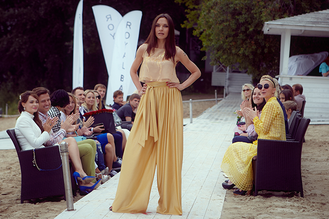 "Блестящая" Надя Ручка украсила собой дефиле