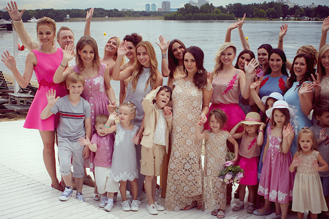 В Москве на живописном пляже состоялся показ первой летней коллекции беременной жены футболиста Юрия Жиркова Инны MiloMilo by Inna Zhirkova. В дефиле приняли участие знаменитости с детьми, которых громкими аплодисментами поддерживали Ольга Бузова, Прохор Шаляпин, Катя Гордон и другие