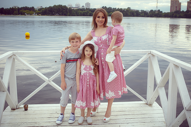 Юлия Барановская и трое ее малышей уже не в первый раз участвуют в дефиле