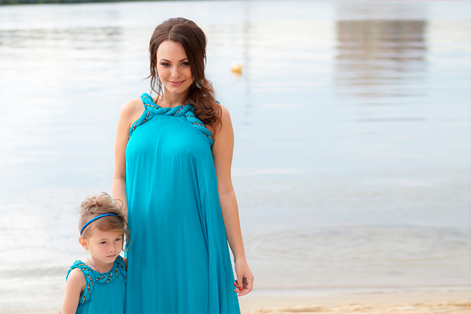 Ожидающая третьего ребенка Инна Жиркова с дочкой Миланой лично встречала гостей