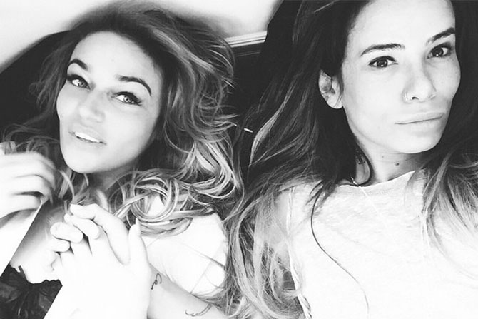 На этом селфи девушки взялись за руки. Айза обижена, она надула губы. Алена, напротив, показывает всем свои недано отбеленные виниры