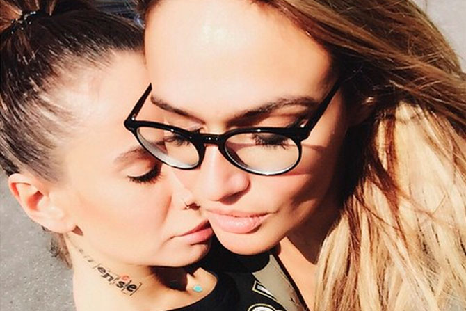 Подружки не выдержали и уснули прямо во время селфи