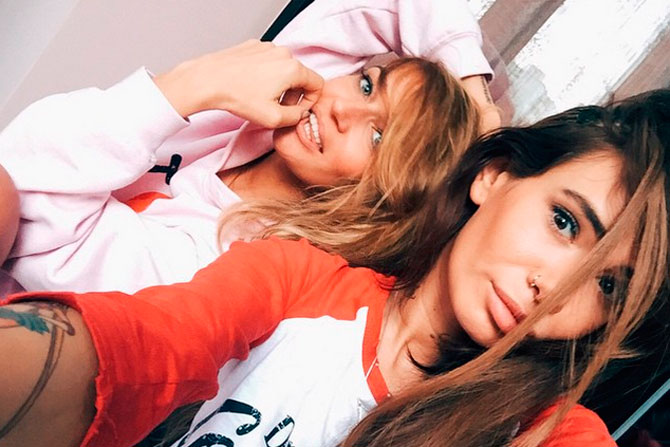 А здесь продолжение - правда, подружки успели переодеться, а Алена не догрызла ноготь